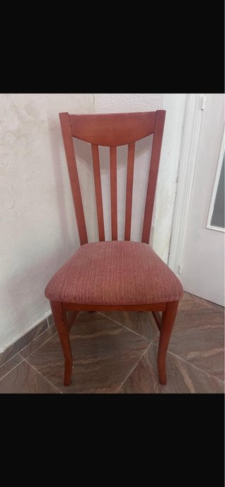 Sillas de madera con asiento tapizado  Hay 6