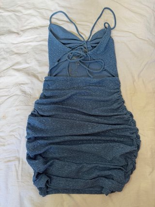 Vestido azul brillante con fruncido