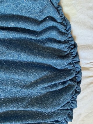 Vestido azul brillante con fruncido