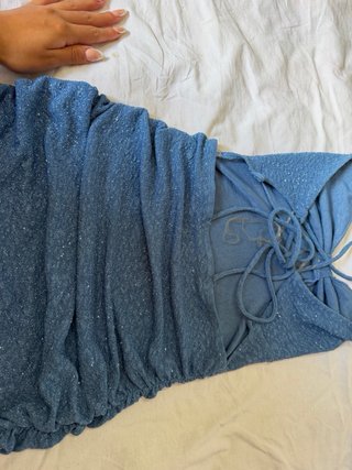 Vestido azul brillante con fruncido