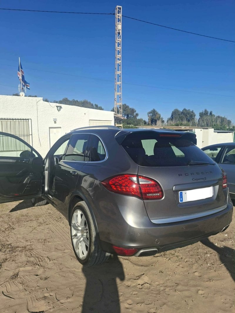 Porsche Cayenne 2011 - foto 1