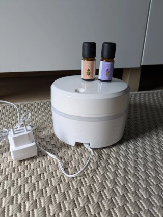 Humidificador blanco con 2 aceites