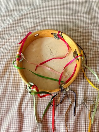 Pandereta infantil con cintas de colores