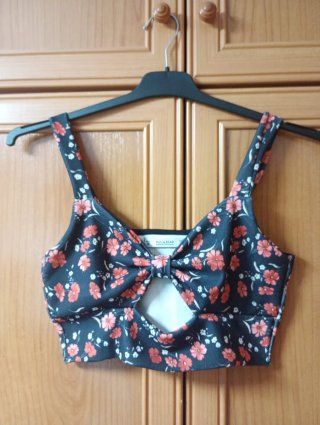 Top Pull&Bear negro con flores