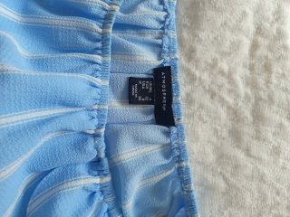 Blusa azul con rayas blancas
