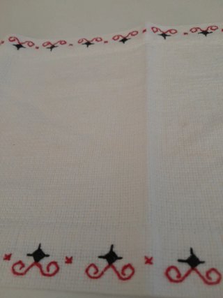 Precioso pequeño conjunto bordado a mano 1964 por