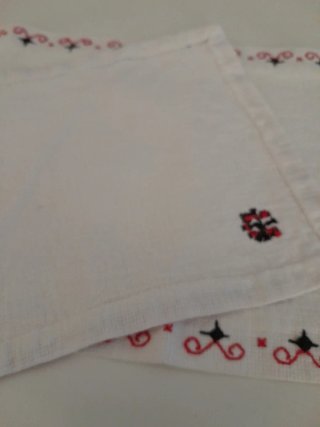 Precioso pequeño conjunto bordado a mano 1964 por