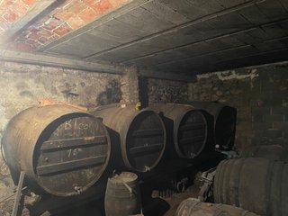 Botas de vino de madera antiguas