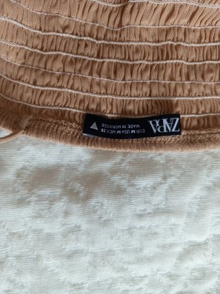 Top beige fruncido con tiras