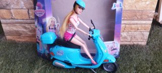 Muñeca con Vespa