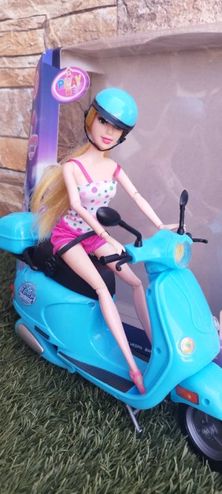 Muñeca con Vespa