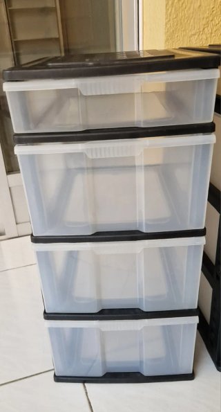 Cajoneras de plástico negra y transparente