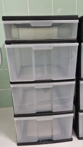 Cajoneras de plástico negra y transparente