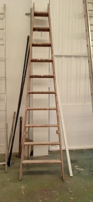Escalera de tijera de madera