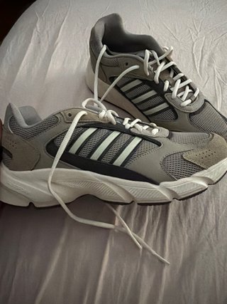 Zapatillas Adidas Grises y Blancas