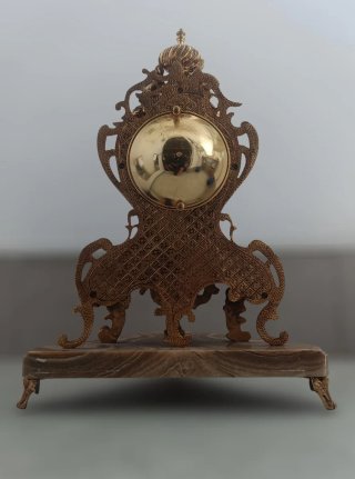 Reloj de estilo barroco con base de mármol
