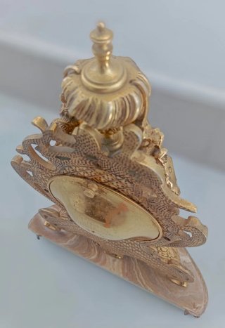 Reloj de estilo barroco con base de mármol