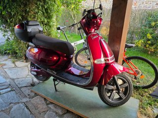 Moto Scooter Eléctrica Roja