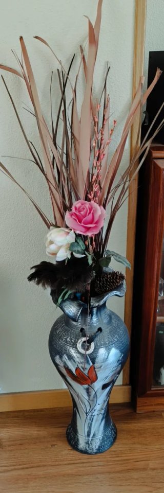 Jarrón Decorativo Plateado y Negro con flores