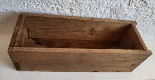 Antiguo molde de ladrillos de madera maciza