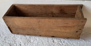 Antiguo molde de ladrillos de madera maciza