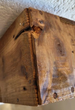Antiguo molde de ladrillos de madera maciza