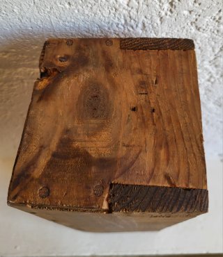 Antiguo molde de ladrillos de madera maciza