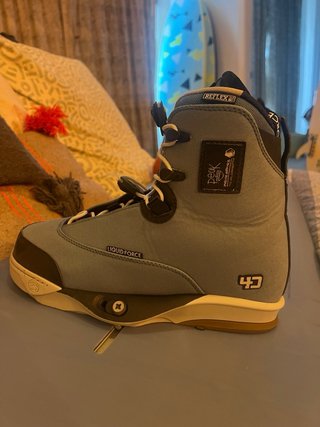 Wakeboard Liquid Force Peak 142, botas Peak 42/43