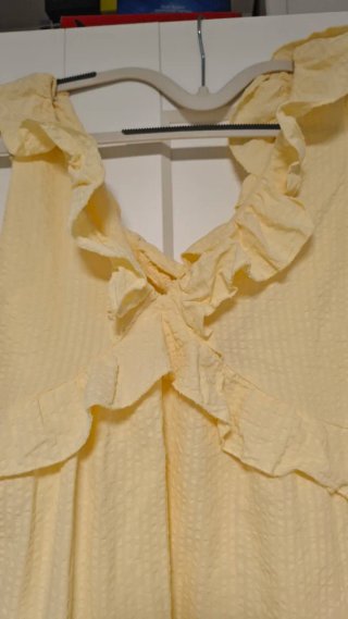 Vestido de verano amarillo con volantes