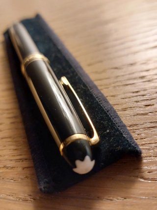 Montblanc Meisterstück.  Negro revestimiento oro