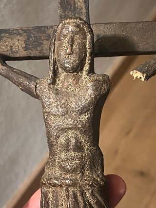 Crucifijo antiguo de madera
