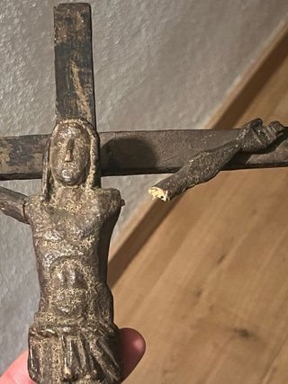 Crucifijo antiguo de madera