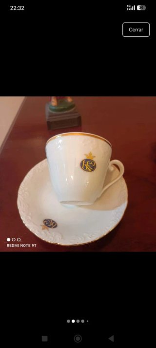 Vajilla de porcelana blanca con detalles dorados