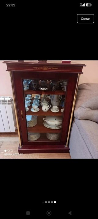 Vajilla de porcelana blanca con detalles dorados