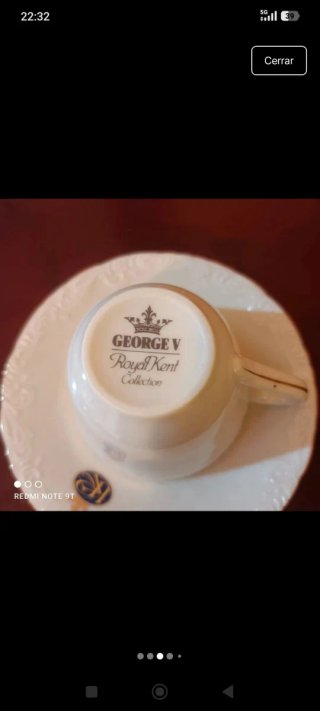 Vajilla de porcelana blanca con detalles dorados