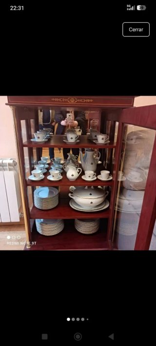 Vajilla de porcelana blanca con detalles dorados