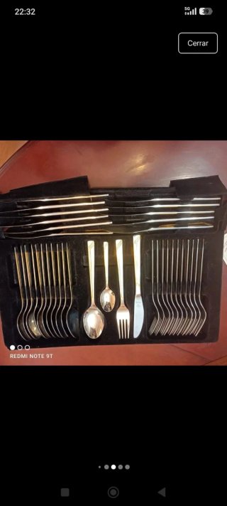 Vajilla de porcelana blanca con detalles dorados