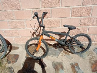 Bicicleta BMX Negra y Naranja