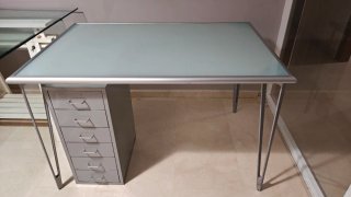 Mesa escritorio cristal y cajonera gris