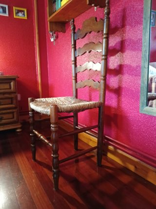 Silla de madera y enea rústica