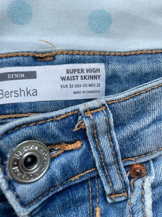 Pantalones vaqueros Bershka desgastados talla XXS