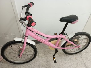 Bicicleta infantil rosa con ruedas auxiliares