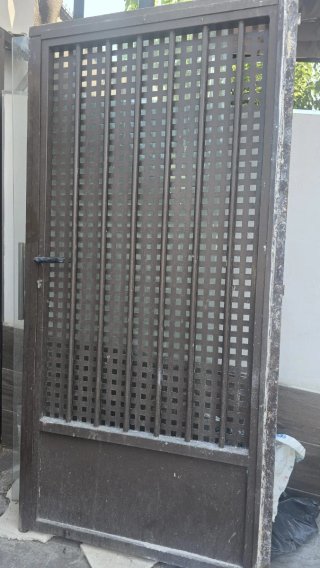 Puerta exterior metálica marrón