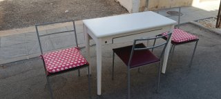 Mesa de cocina blanca con 3 sillas