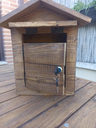 Buzón rústico de madera