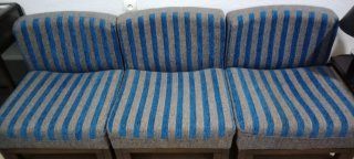 Sillón de tela azul y gris