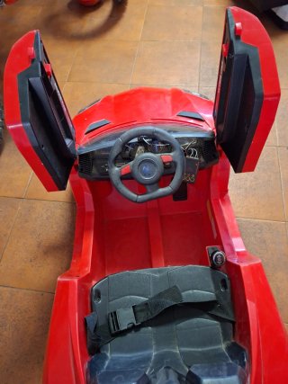 Carrito eléctrico rojo para niños