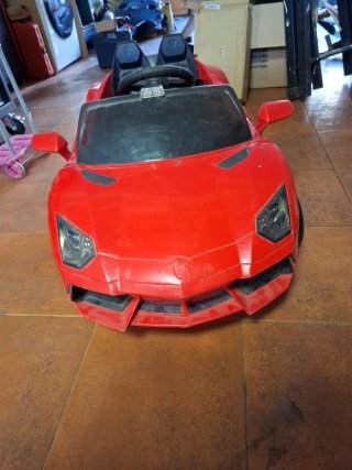 Carrito eléctrico rojo para niños