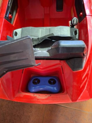 Carrito eléctrico rojo para niños