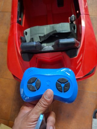 Carrito eléctrico rojo para niños
